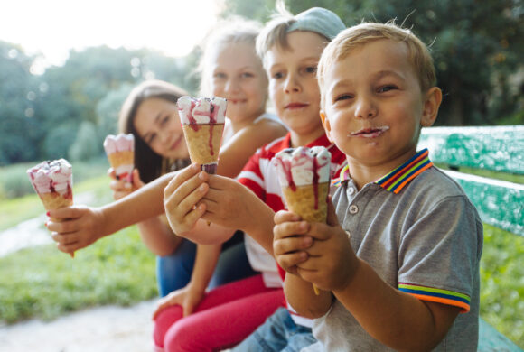 Köstliche Eiszeit im Eiscafé Riva.